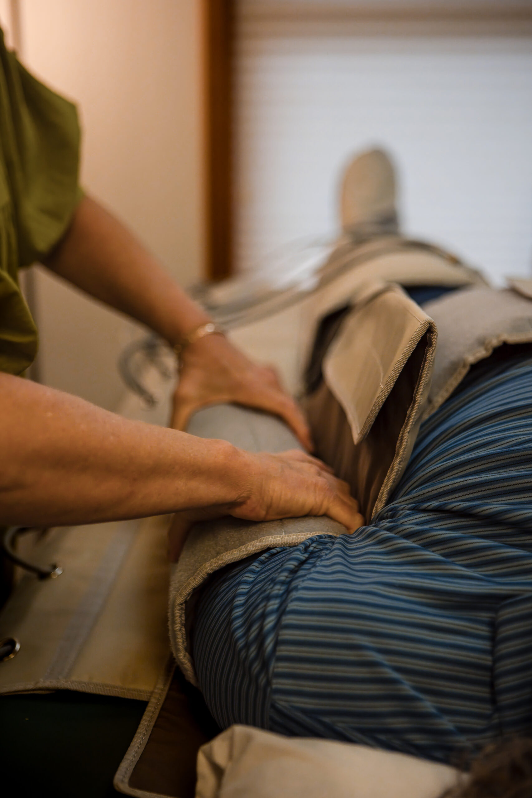 Client wearing a Flowpresso pneumatic compression suit at Alpine